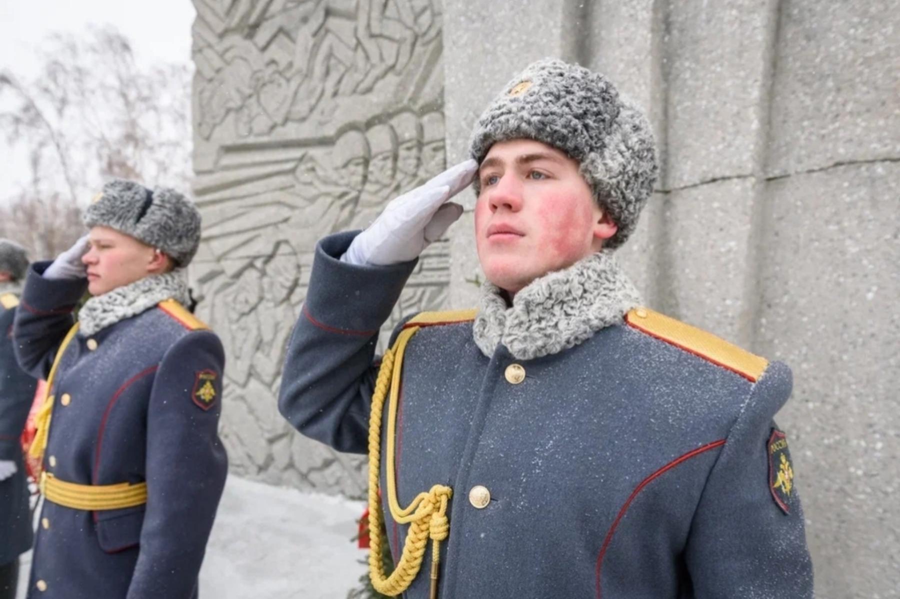 Фото В Новосибирске опубликованы кадры возложения цветов на Монументе Славы 14