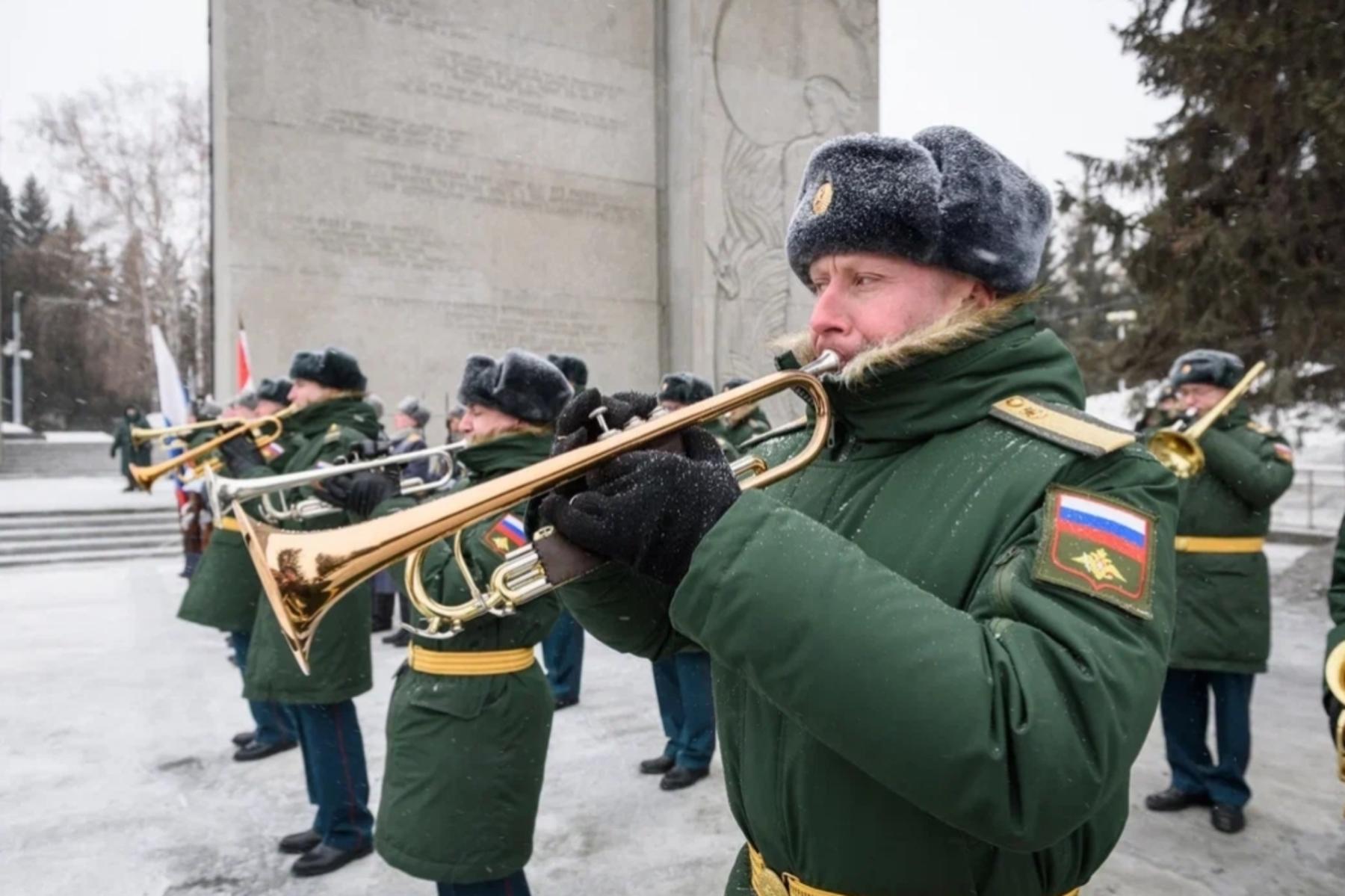Фото В Новосибирске опубликованы кадры возложения цветов на Монументе Славы 15