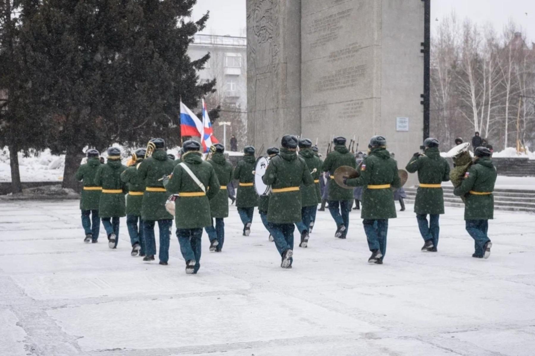 Фото В Новосибирске опубликованы кадры возложения цветов на Монументе Славы 12