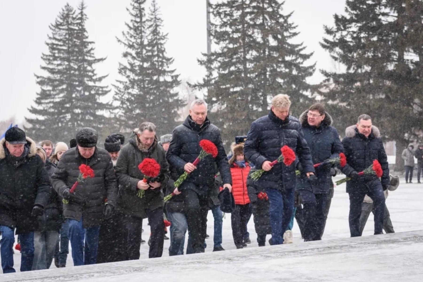 Фото В Новосибирске опубликованы кадры возложения цветов на Монументе Славы 11