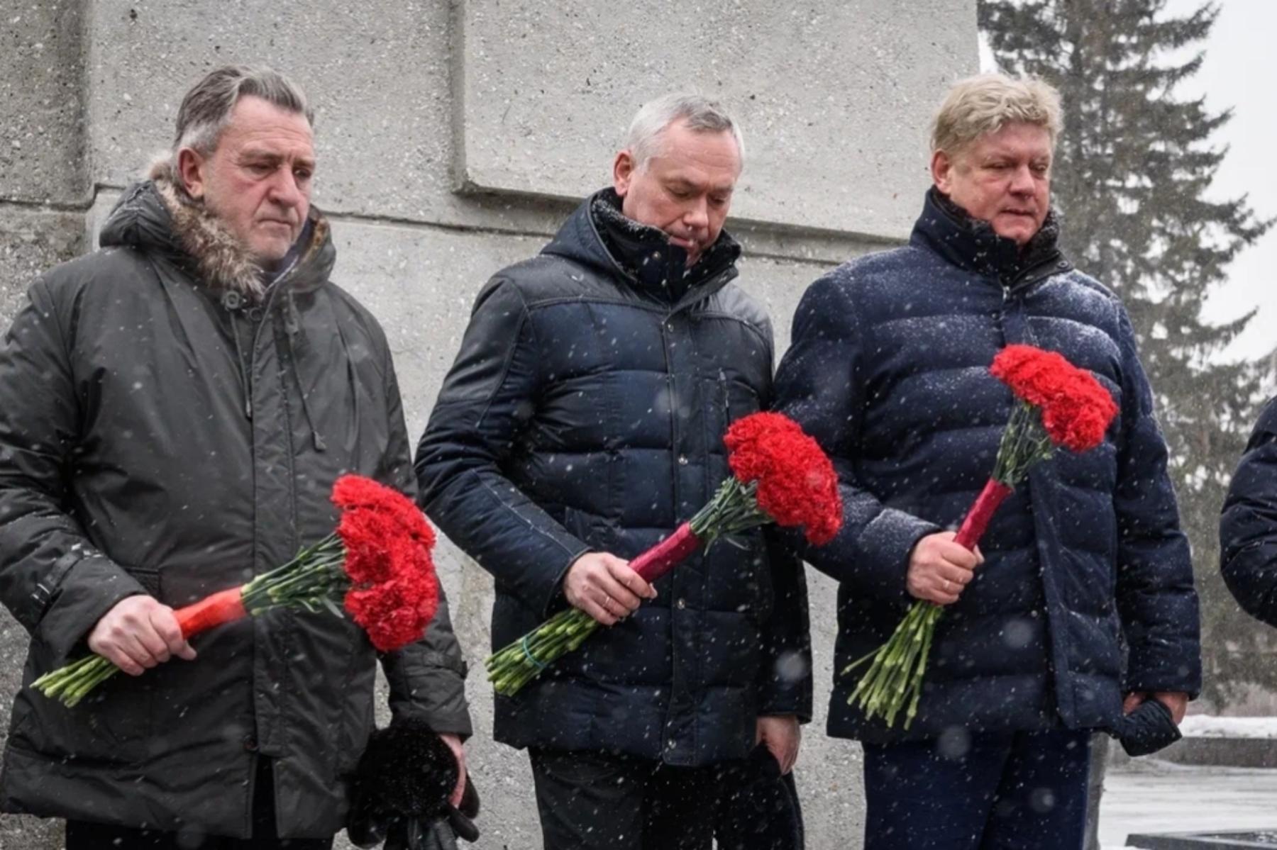 Фото В Новосибирске опубликованы кадры возложения цветов на Монументе Славы 10