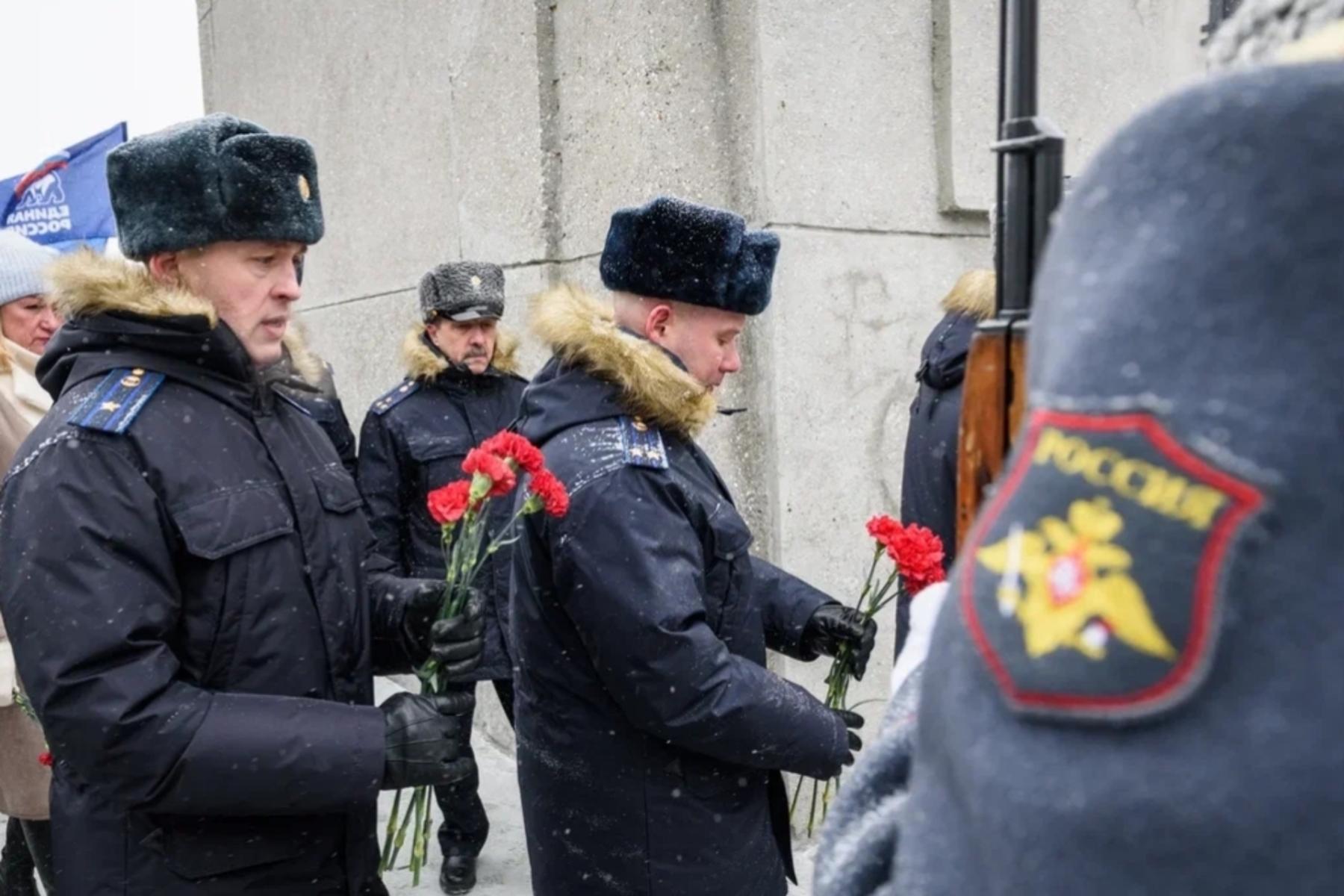 Фото В Новосибирске опубликованы кадры возложения цветов на Монументе Славы 8