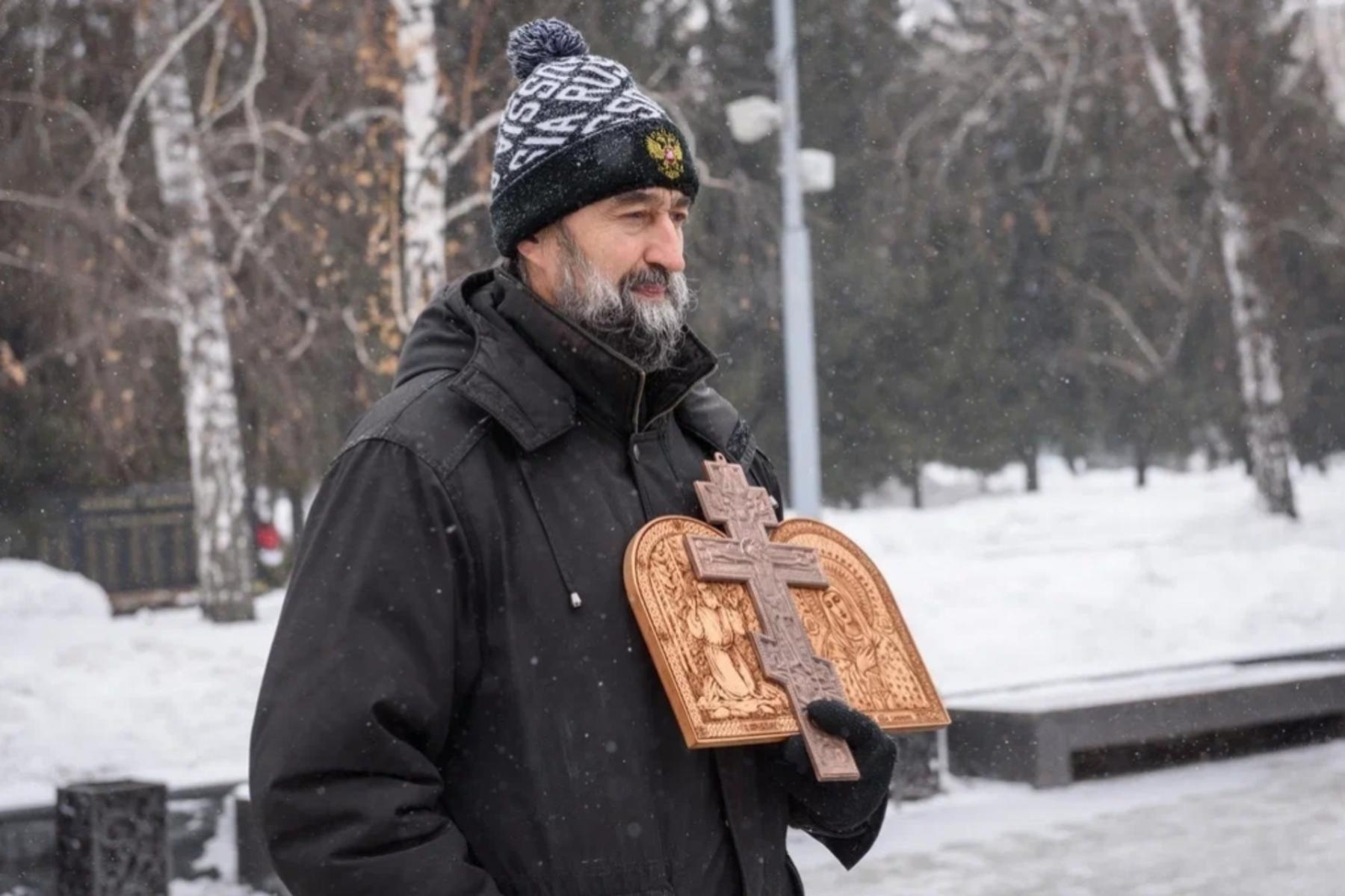 Фото В Новосибирске опубликованы кадры возложения цветов на Монументе Славы 5