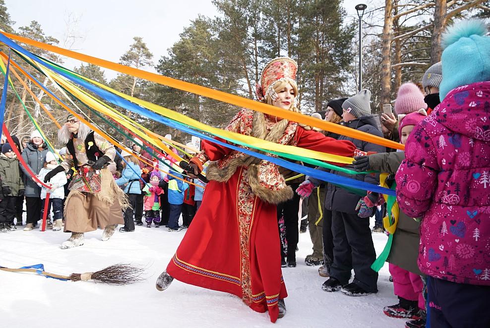 Фото «Широкая Масленица» в Заельцовском парке: гуляния, подарки и конкурсы 2