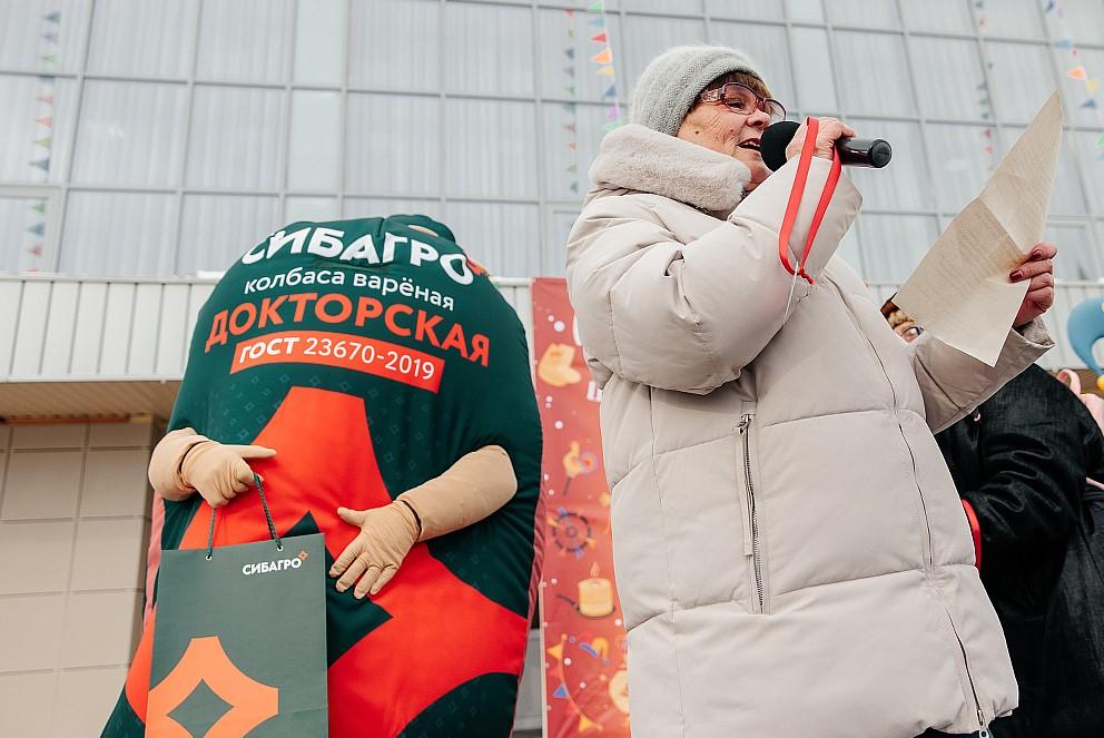 Фото Перетягивание вязанки сосисок и «Ода колбасе»: как отметили Масленицу в селе Криводановка Новосибирской области 5 - Сиб.ФМ Фото Перетягивание вязанки сосисок и «Ода колбасе»: как отметили Масленицу в селе Криводановка Новосибирской области 5