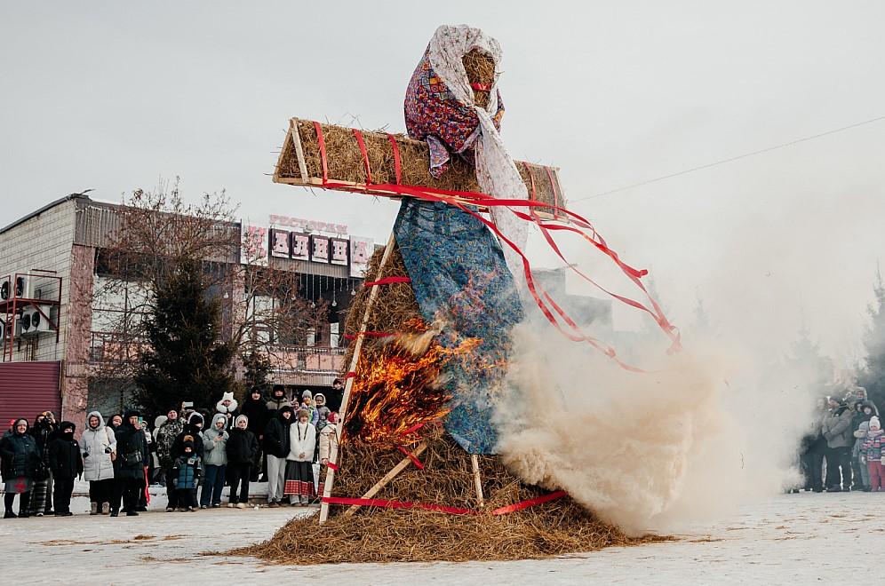 Фото Перетягивание вязанки сосисок и «Ода колбасе»: как отметили Масленицу в селе Криводановка Новосибирской области 3 - Сиб.ФМ Фото Перетягивание вязанки сосисок и «Ода колбасе»: как отметили Масленицу в селе Криводановка Новосибирской области 3