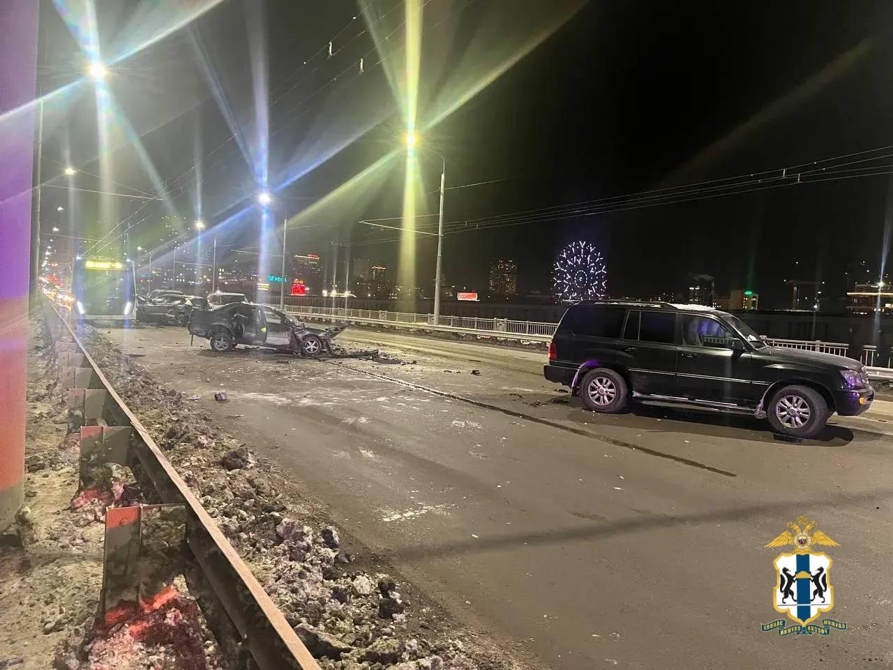 Фото Опубликованы жуткие кадры с места массового ДТП в Новосибирске 2