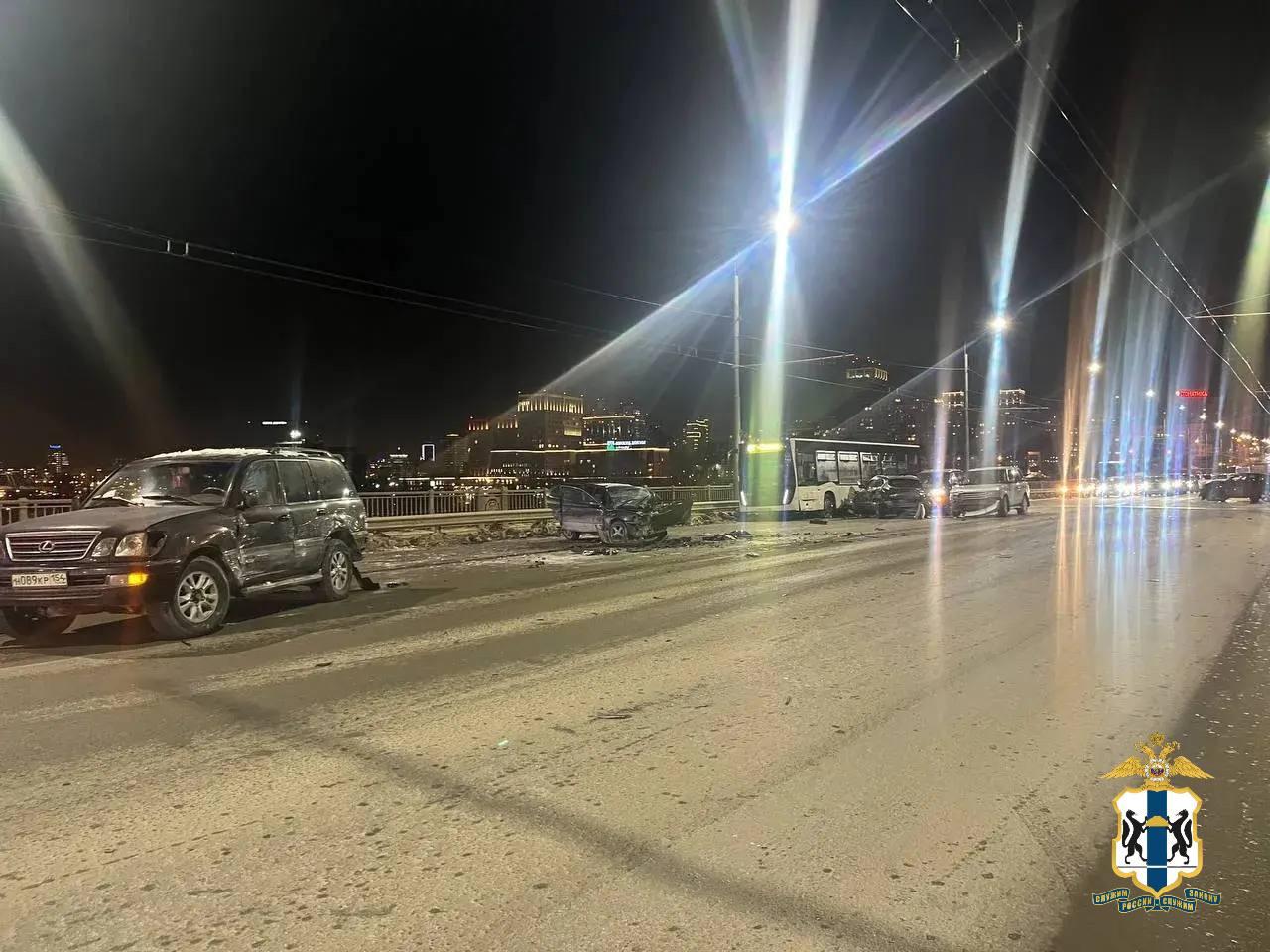 Фото Опубликованы жуткие кадры с места массового ДТП в Новосибирске 3