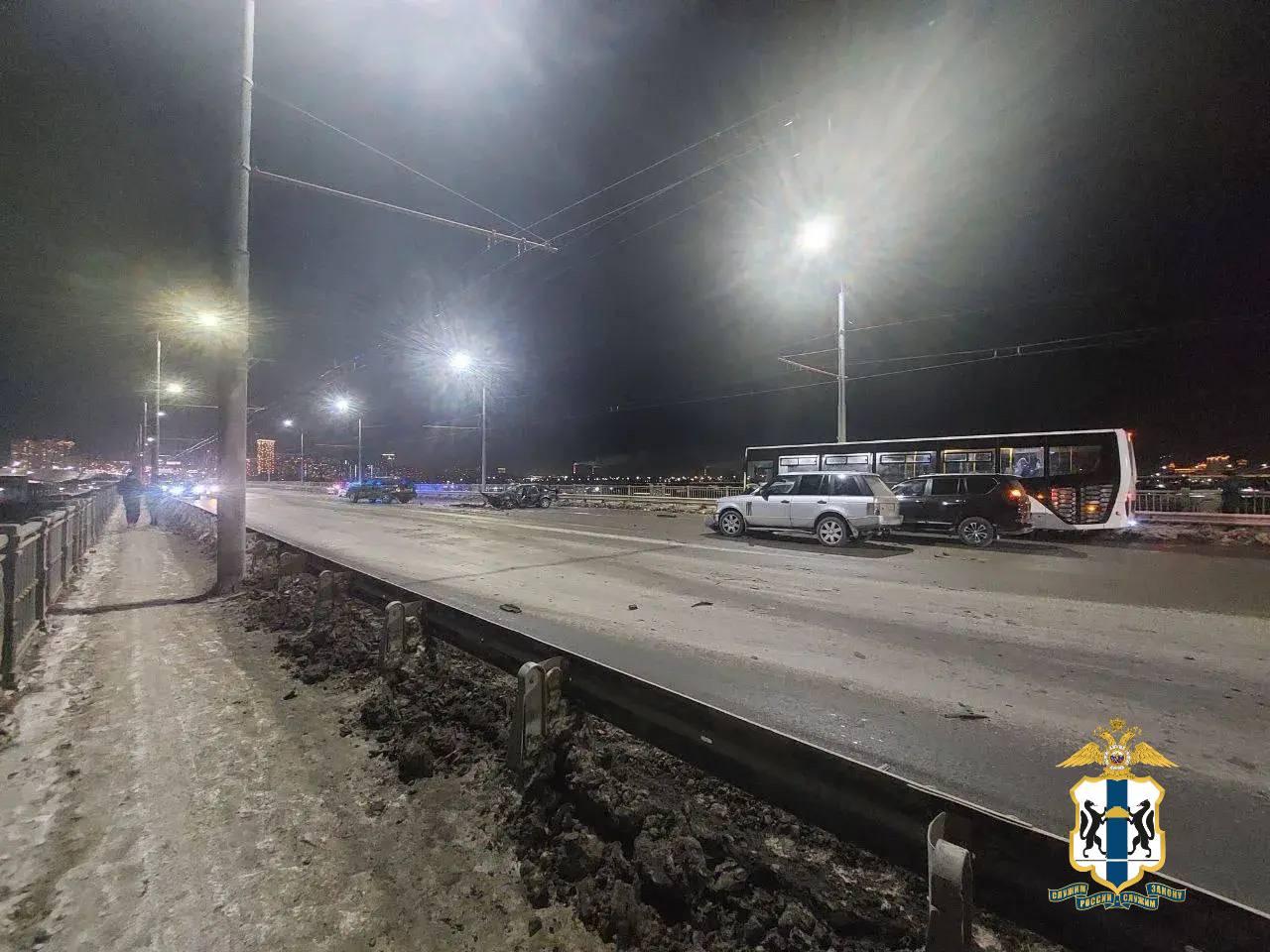 Фото Опубликованы жуткие кадры с места массового ДТП в Новосибирске 4