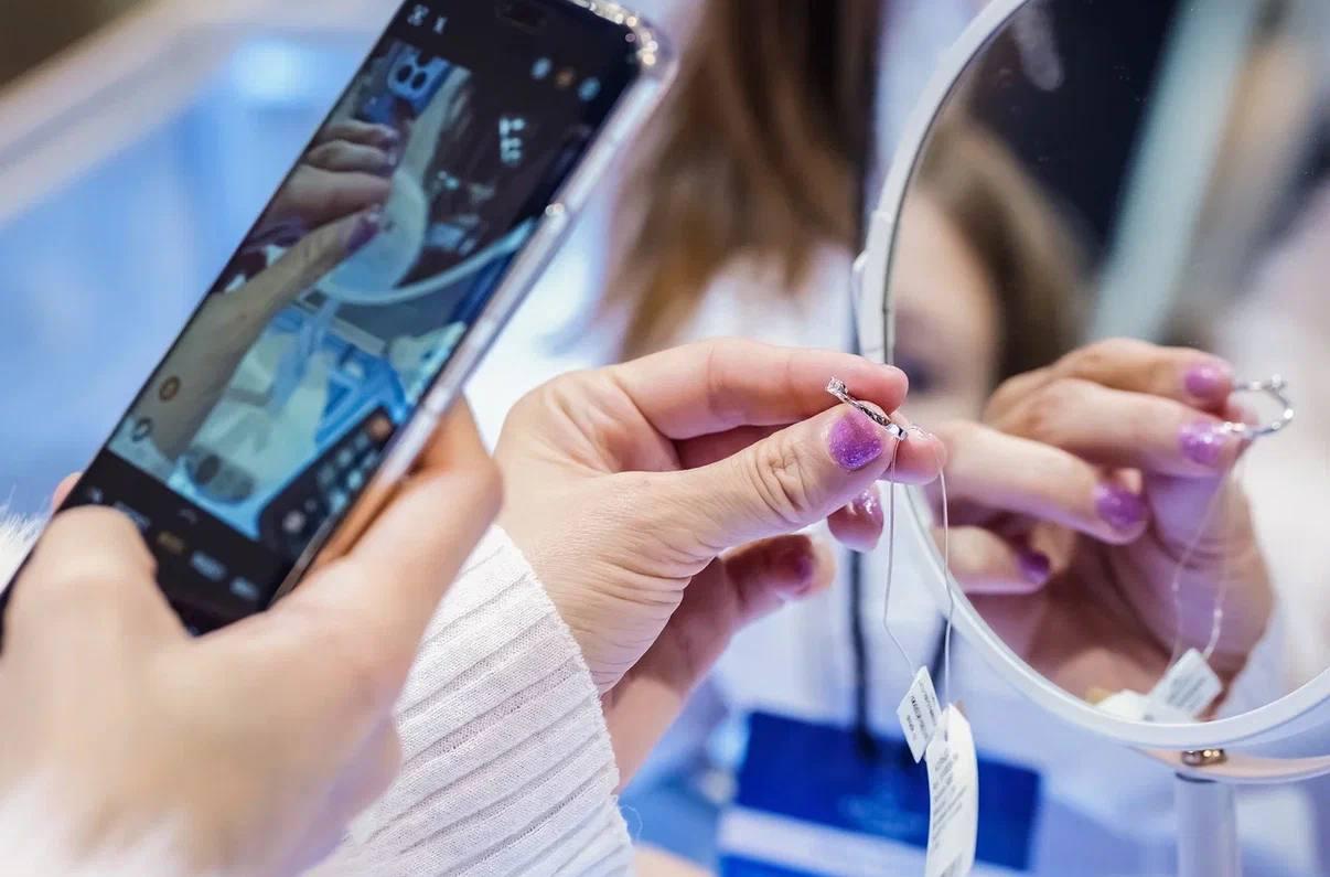 Фото «Ювелирная Сибирь» приглашает частных посетителей и ювелирные салоны: 100 000 украшений, розыгрыш драгоценностей и деловая программа для экспертов 2 - Сиб.ФМ Фото «Ювелирная Сибирь» приглашает частных посетителей и ювелирные салоны: 100 000 украшений, розыгрыш драгоценностей и деловая программа для экспертов 2