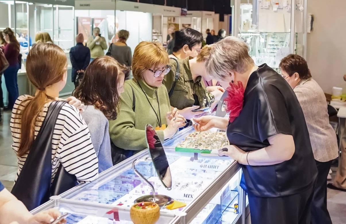 Фото «Ювелирная Сибирь» приглашает частных посетителей и ювелирные салоны: 100 000 украшений, розыгрыш драгоценностей и деловая программа для экспертов 3 - Сиб.ФМ Фото «Ювелирная Сибирь» приглашает частных посетителей и ювелирные салоны: 100 000 украшений, розыгрыш драгоценностей и деловая программа для экспертов 3