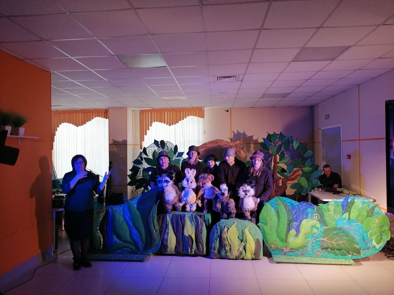 Фото Артисты Новосибирского театра кукол показали в искитимской коррекционной школе спектакль «Крошка Енот» 2