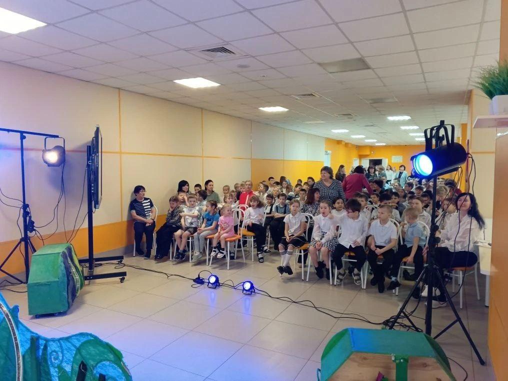 Фото Артисты Новосибирского театра кукол показали в искитимской коррекционной школе спектакль «Крошка Енот» 6