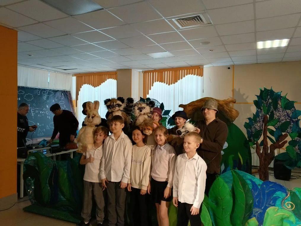 Фото Артисты Новосибирского театра кукол показали в искитимской коррекционной школе спектакль «Крошка Енот» 3