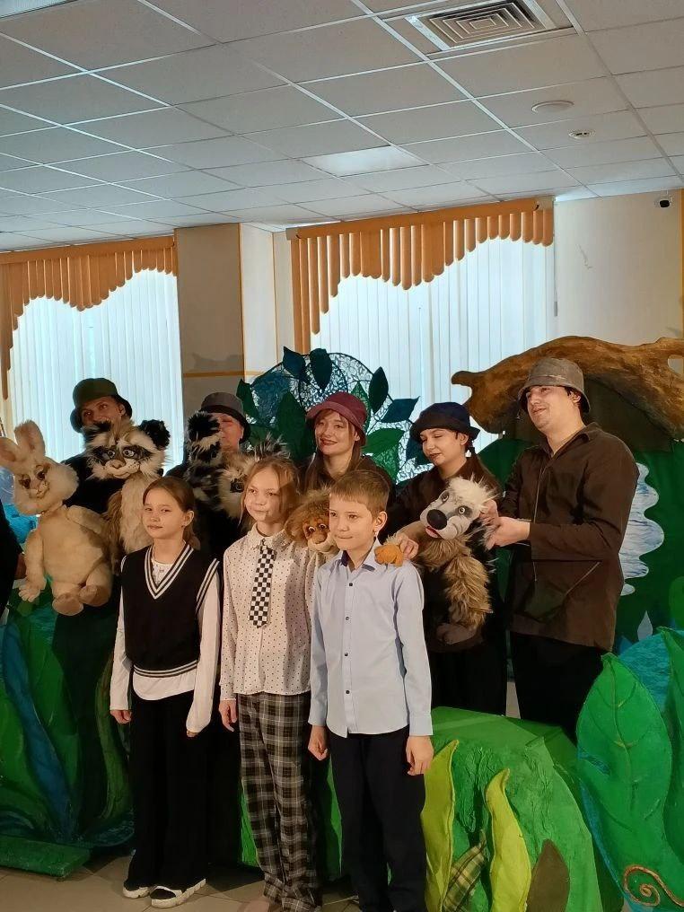 Фото Артисты Новосибирского театра кукол показали в искитимской коррекционной школе спектакль «Крошка Енот» 5