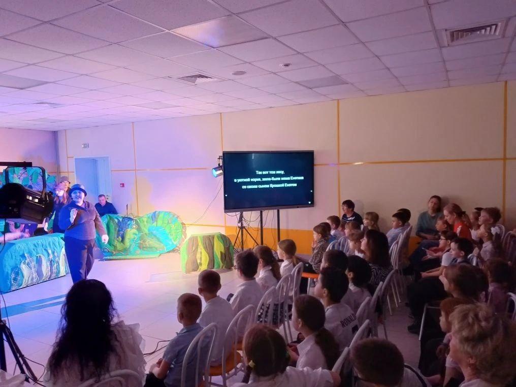 Фото Артисты Новосибирского театра кукол показали в искитимской коррекционной школе спектакль «Крошка Енот» 4