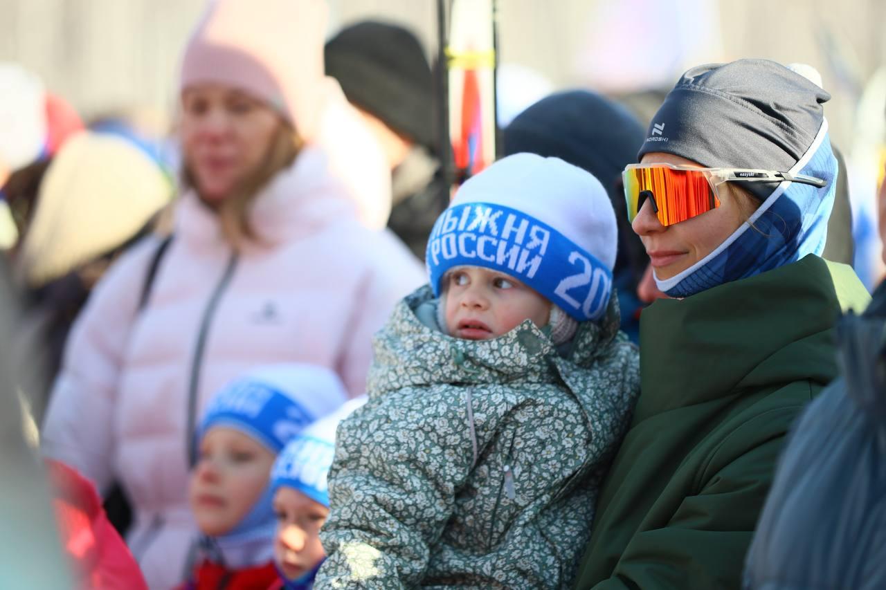 Фото В Новосибирске прошла «Лыжня России-2026»: яркие и эмоциональные кадры спортивного праздника 5 - Сиб.ФМ Фото В Новосибирске прошла «Лыжня России-2026»: яркие и эмоциональные кадры спортивного праздника 5