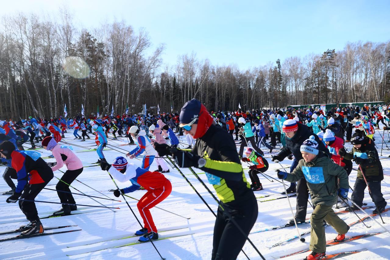 Фото В Новосибирске опубликованы кадры 44-й массовой лыжной гонки «Лыжня России» 7