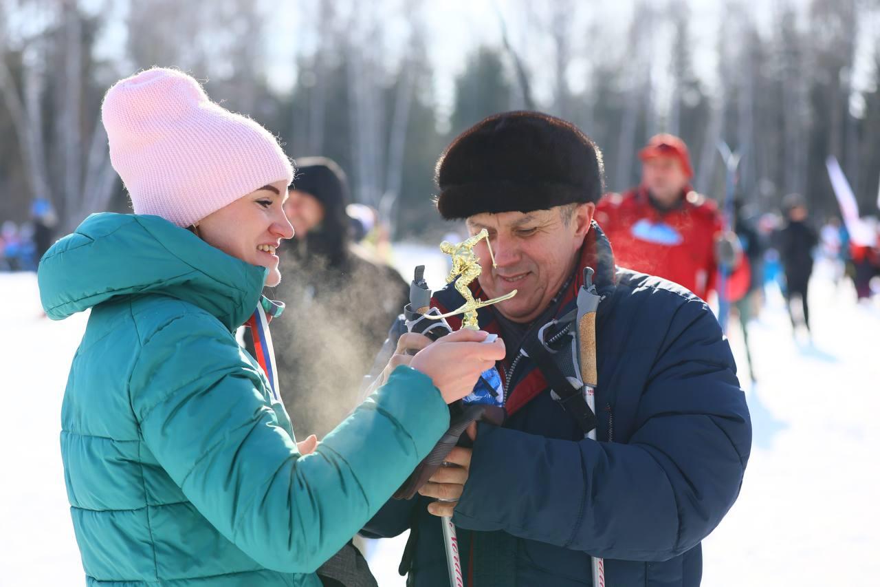 Фото В Новосибирске прошла «Лыжня России-2026»: яркие и эмоциональные кадры спортивного праздника 33 - Сиб.ФМ Фото В Новосибирске прошла «Лыжня России-2026»: яркие и эмоциональные кадры спортивного праздника 33