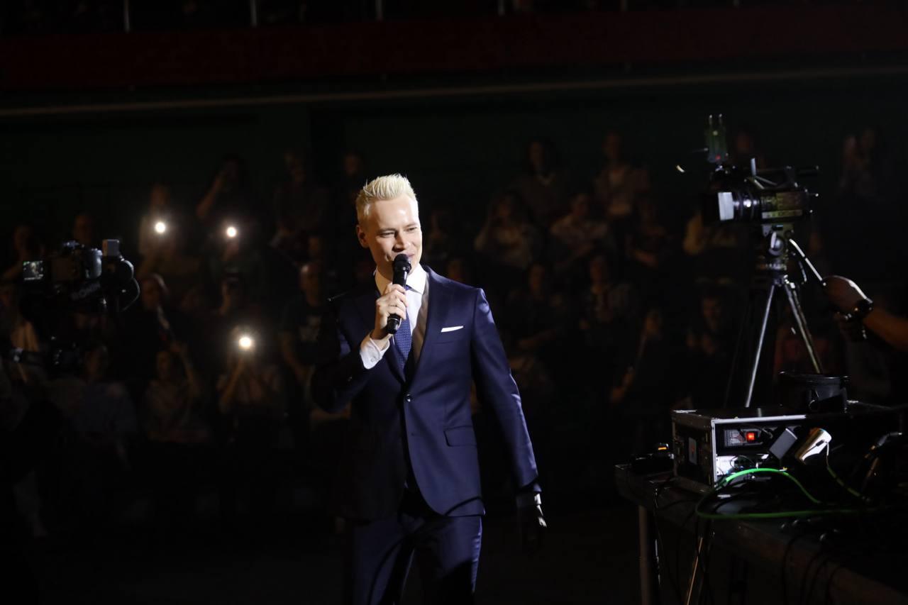 Фото Микрофон в штанах и первая песня: в Новосибирске выступил SHAMAN. ФОТОРЕПОРТАЖ 3