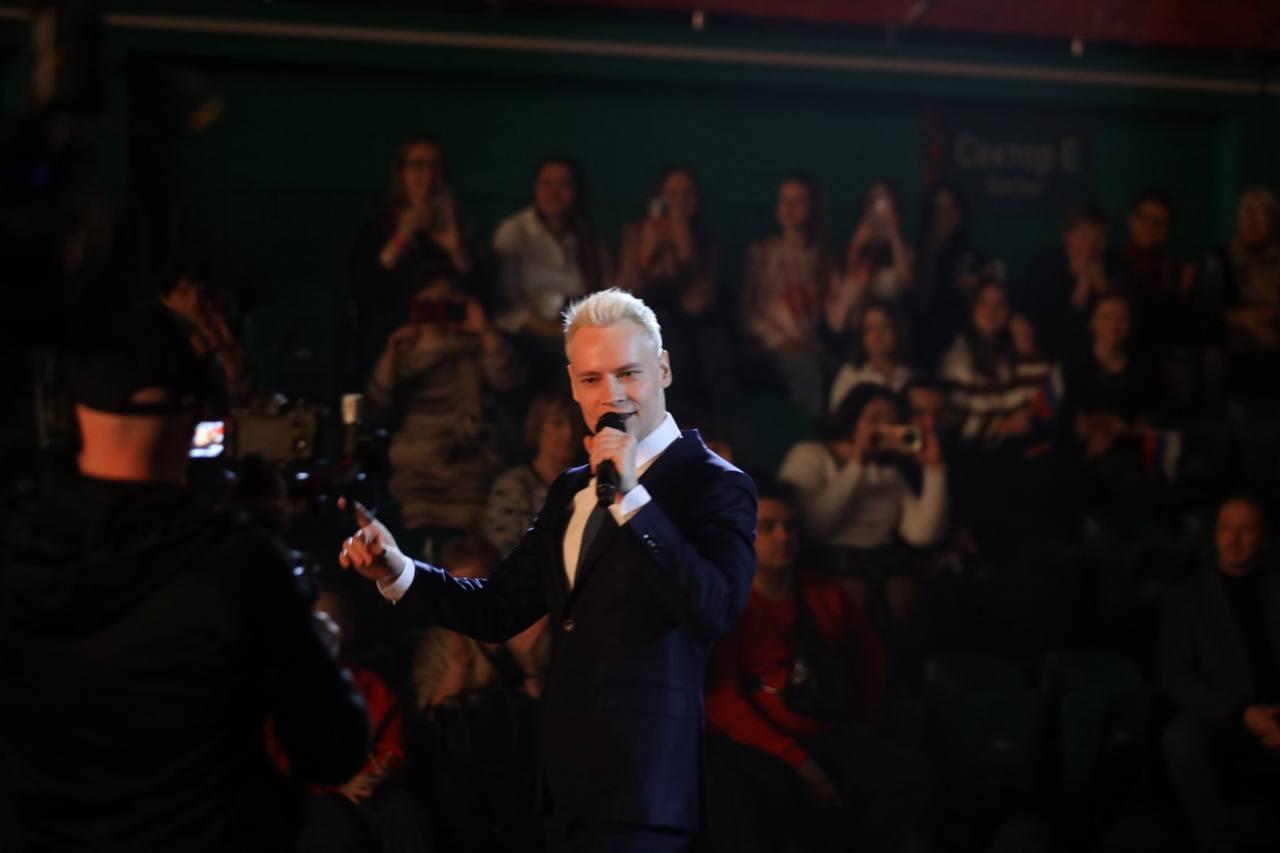 Фото Микрофон в штанах и первая песня: в Новосибирске выступил SHAMAN. ФОТОРЕПОРТАЖ 4