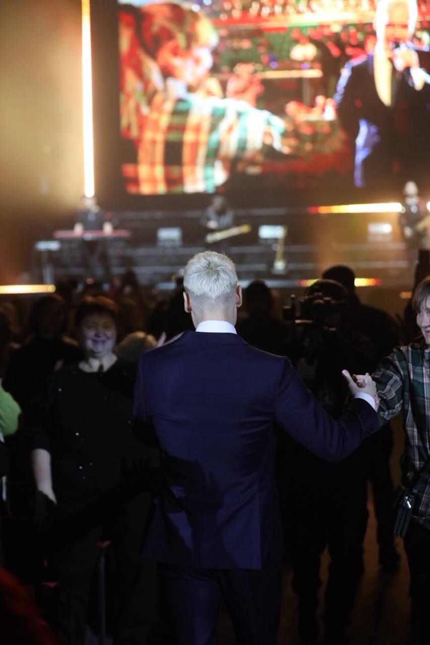 Фото Микрофон в штанах и первая песня: в Новосибирске выступил SHAMAN. ФОТОРЕПОРТАЖ 6