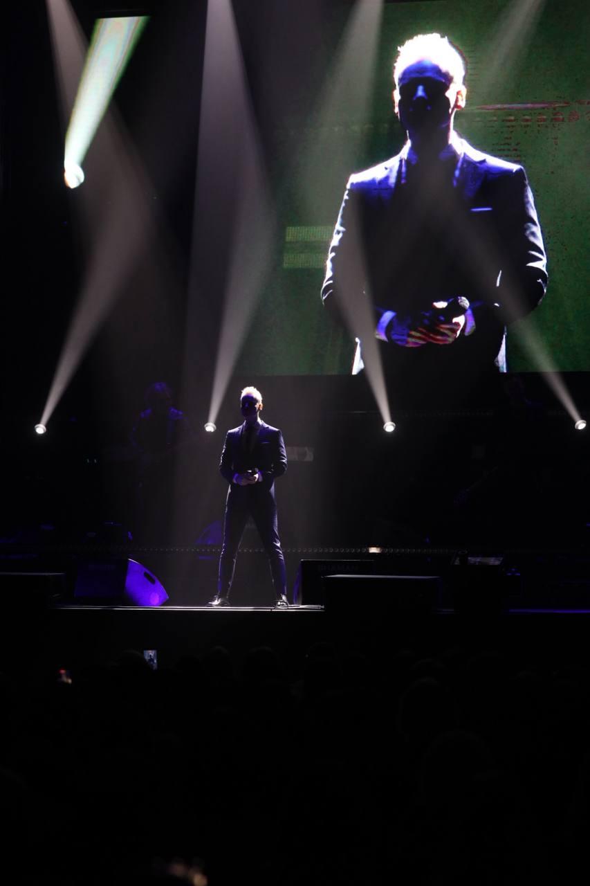 Фото Микрофон в штанах и первая песня: в Новосибирске выступил SHAMAN. ФОТОРЕПОРТАЖ 9