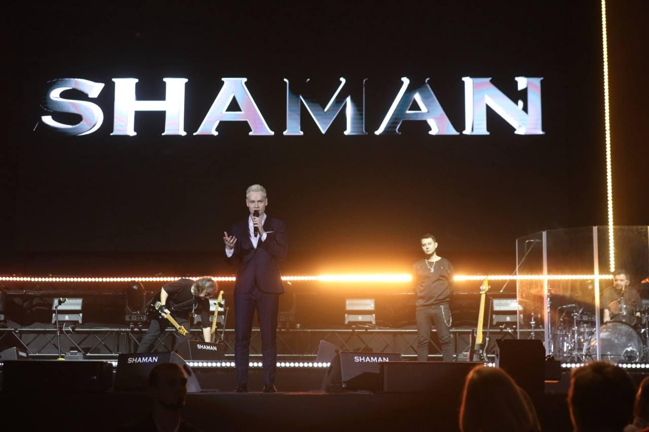 Фото Микрофон в штанах и первая песня: в Новосибирске выступил SHAMAN. ФОТОРЕПОРТАЖ 12
