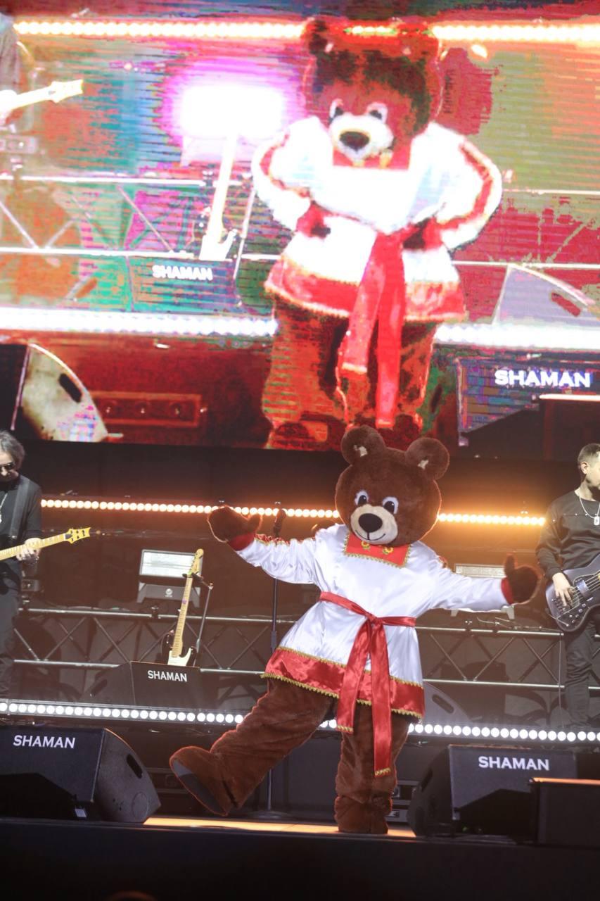 Фото Микрофон в штанах и первая песня: в Новосибирске выступил SHAMAN. ФОТОРЕПОРТАЖ 13