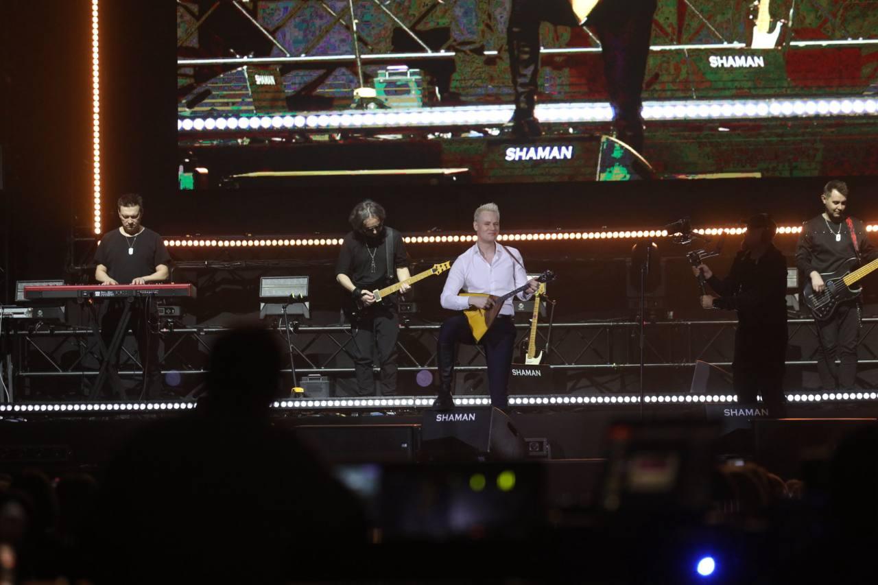 Фото Микрофон в штанах и первая песня: в Новосибирске выступил SHAMAN. ФОТОРЕПОРТАЖ 15