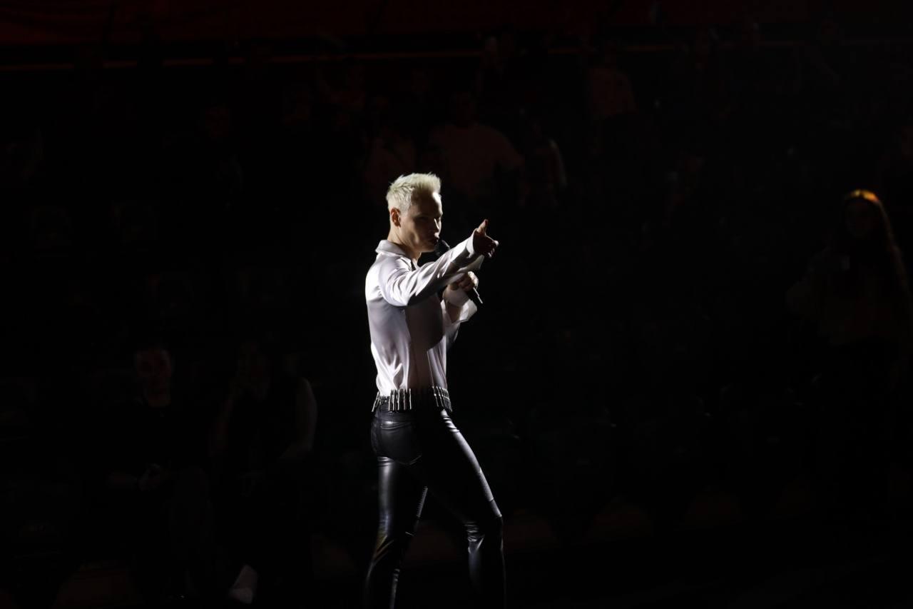 Фото Микрофон в штанах и первая песня: в Новосибирске выступил SHAMAN. ФОТОРЕПОРТАЖ 17