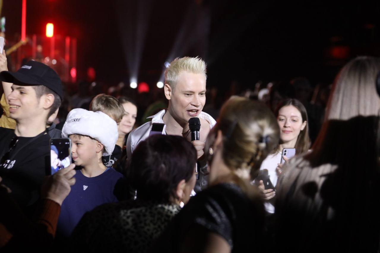 Фото Микрофон в штанах и первая песня: в Новосибирске выступил SHAMAN. ФОТОРЕПОРТАЖ 18