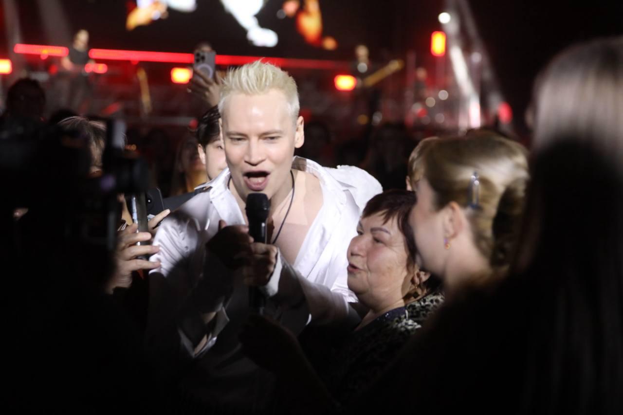 Фото Микрофон в штанах и первая песня: в Новосибирске выступил SHAMAN. ФОТОРЕПОРТАЖ 20