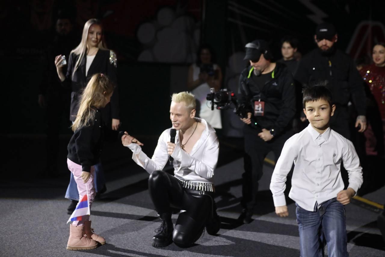 Фото Микрофон в штанах и первая песня: в Новосибирске выступил SHAMAN. ФОТОРЕПОРТАЖ 21