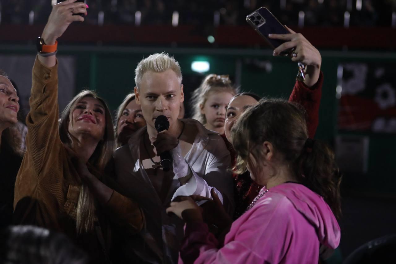 Фото Микрофон в штанах и первая песня: в Новосибирске выступил SHAMAN. ФОТОРЕПОРТАЖ 22