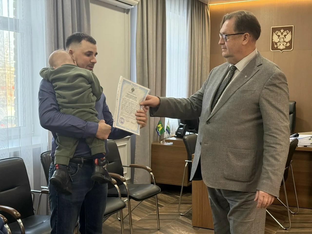 Фото Глава Искитима Сергей Завражин вручил жилищный сертификат молодой семье с двумя детьми 2