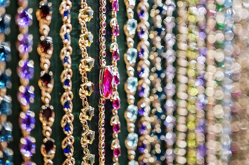 Фото На выставке-продаже ювелирных изделий «Ювелирная Сибирь» в Новосибирске можно найти топовые подарки к 23 февраля и 8 марта 2