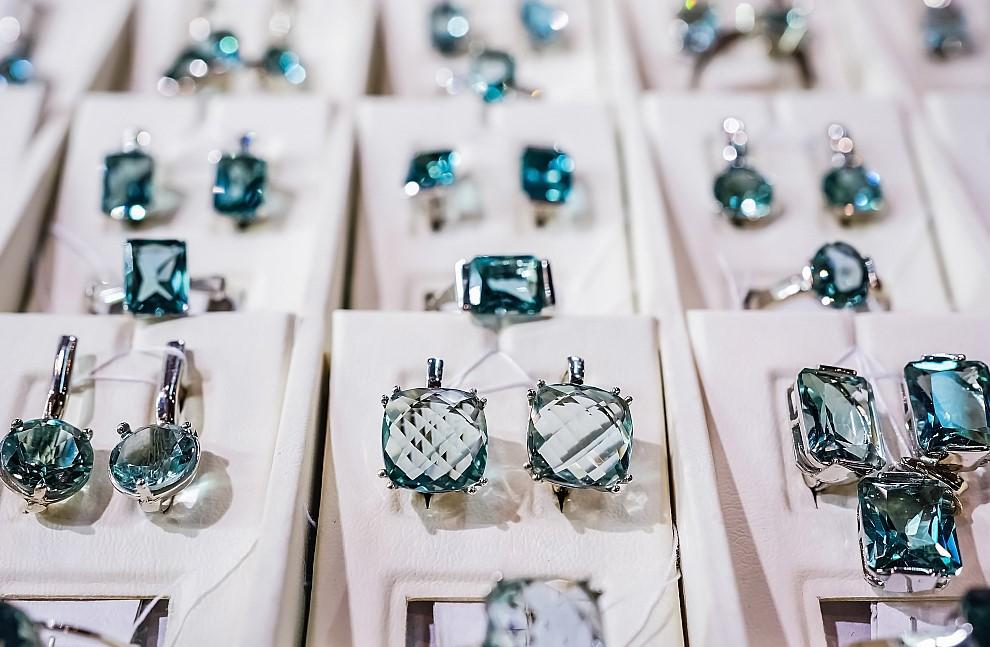 Фото На выставке-продаже ювелирных изделий «Ювелирная Сибирь» в Новосибирске можно найти топовые подарки к 23 февраля и 8 марта 3