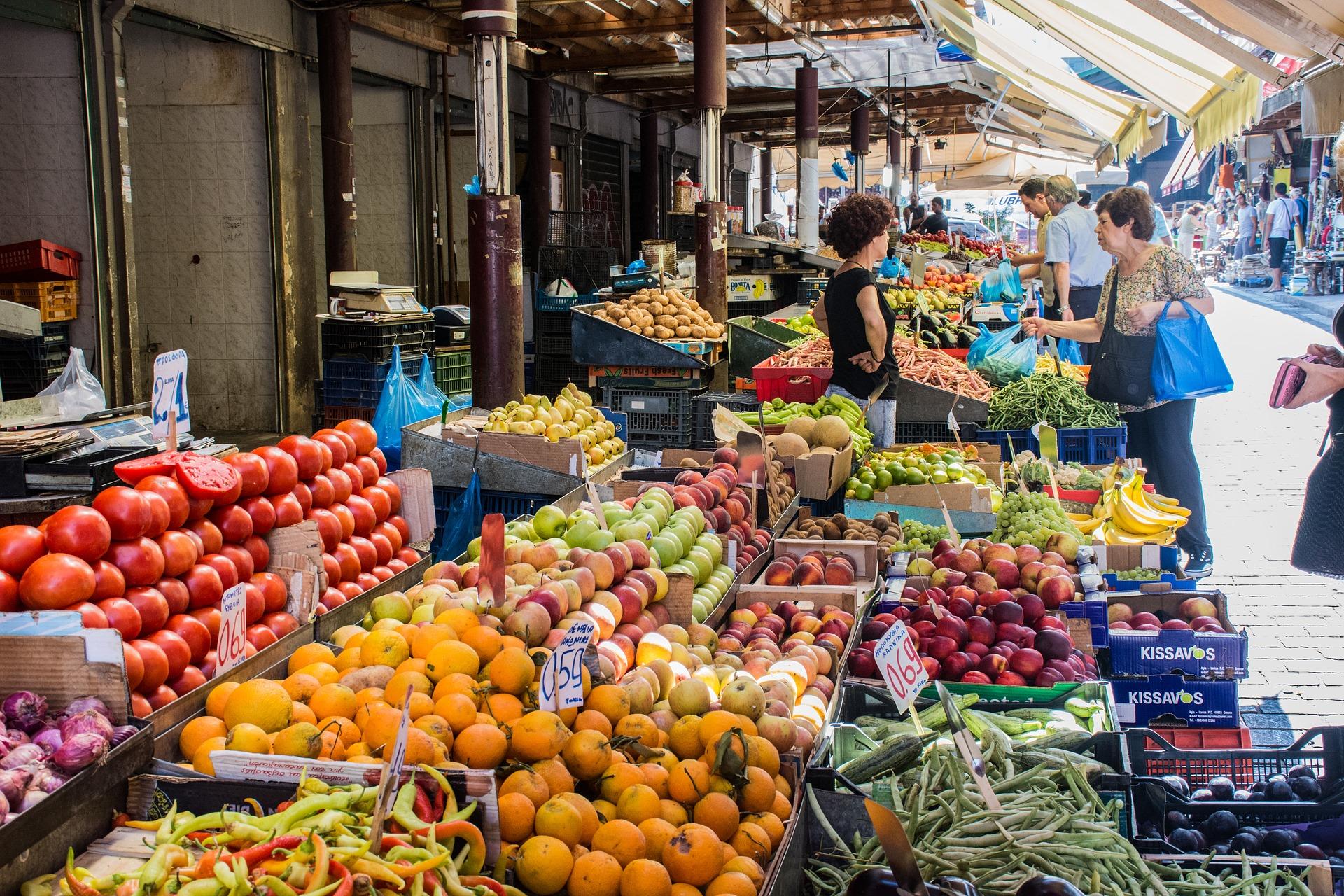 Рынок свежих фруктов. Овощной рынок. Овощи на рынке. Рынок овощей и фруктов. Фрукты на рынке.