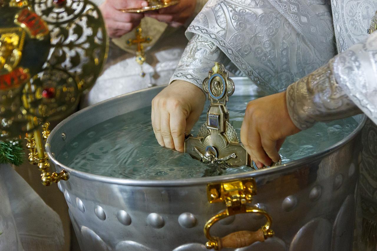 Вылили святую воду. Освящение воды. Освящение воды в храме. Святая вода. Освящение воды в храме на крещение.
