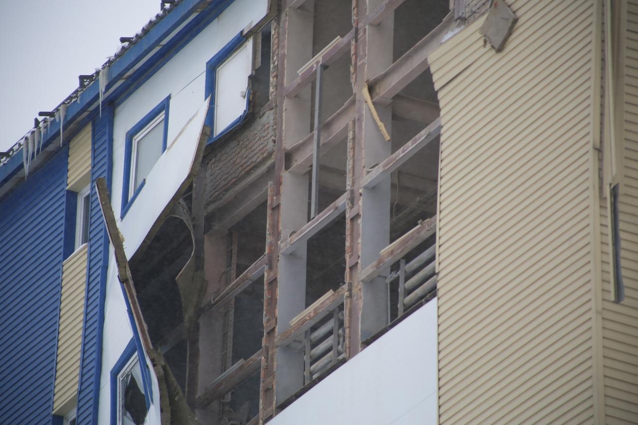 Фото Оконные рамы вынесло наружу: появились фото раскуроченной восьмиэтажки в Новосибирске 5