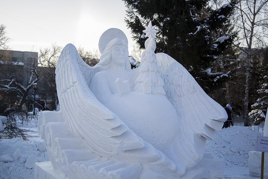 Фото Белые великаны: в Новосибирске назвали победителя фестиваля снежных скульптур 8