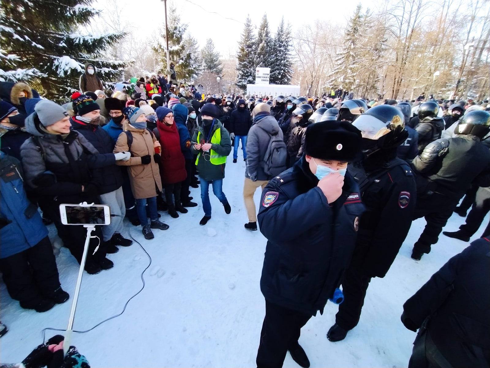 Фото Погуляли по городу: несанкционированный митинг завершился в Новосибирске 4
