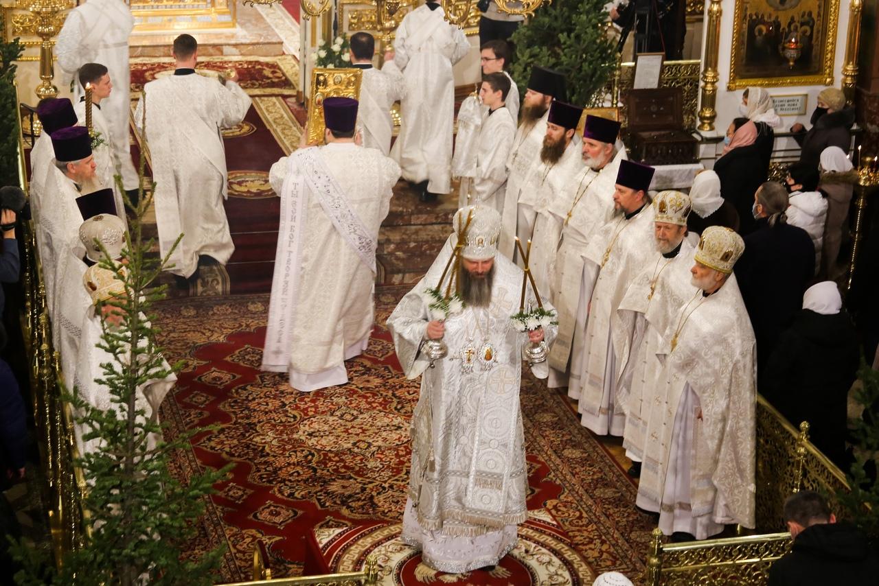 Фото Новосибирцы празднуют Рождество Христово: лучшие фото из Вознесенского собора 4