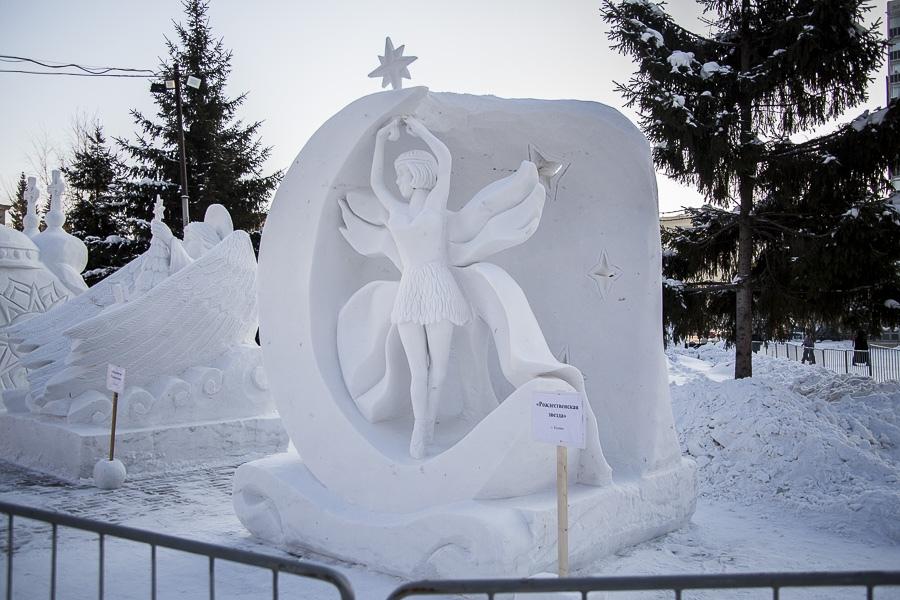 Фото Белые великаны: в Новосибирске назвали победителя фестиваля снежных скульптур 11