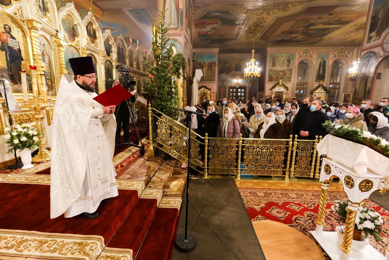 Фото Новосибирцы празднуют Рождество Христово: лучшие фото из Вознесенского собора 9