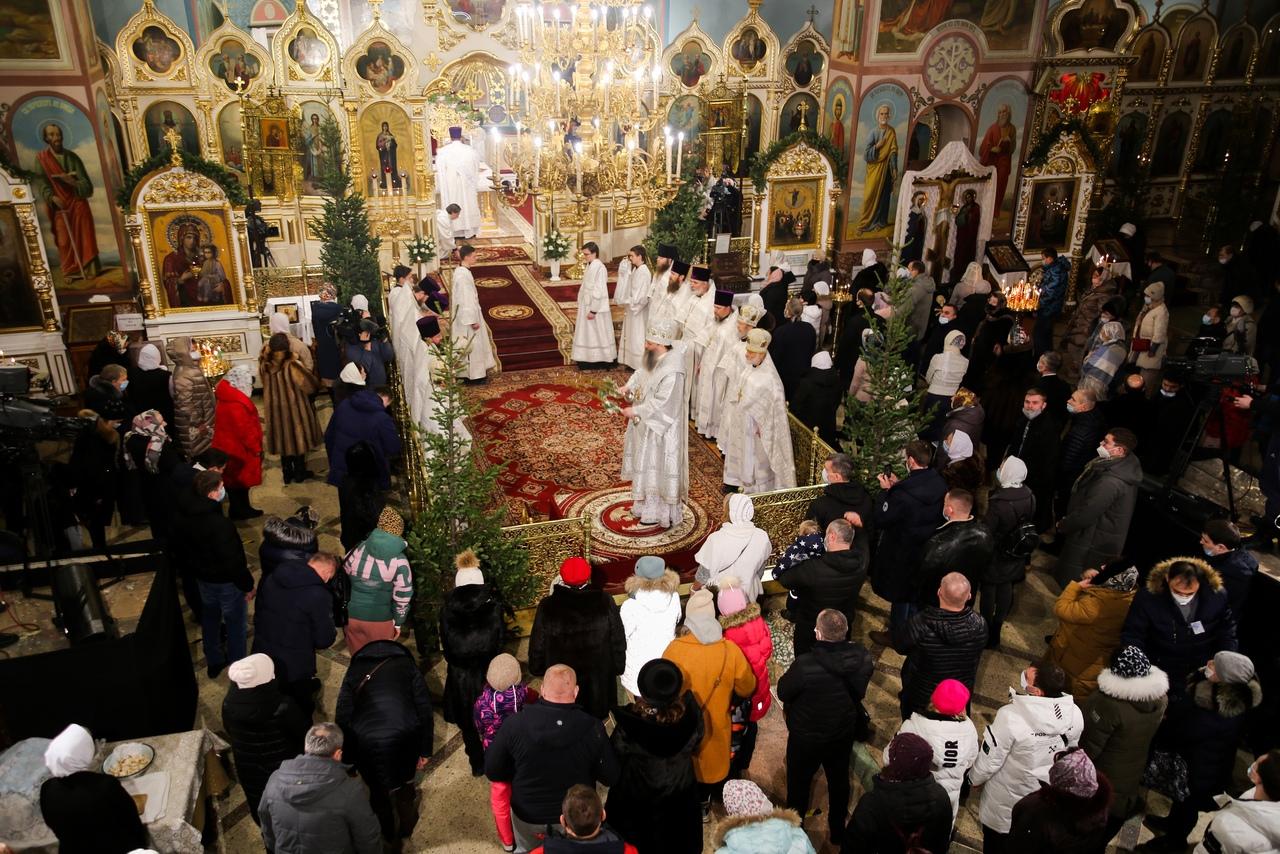 Фото Новосибирцы празднуют Рождество Христово: лучшие фото из Вознесенского собора 5