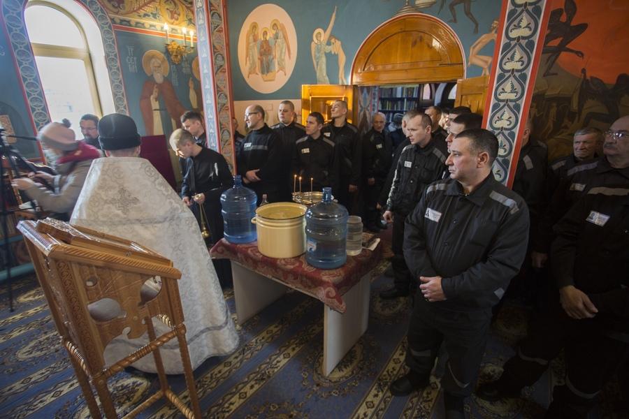 Фото Крещение строгого режима: новосибирские осуждённые искупались в ледяных купелях – фоторепортаж из колонии 2