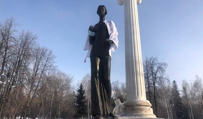 Фото Томичи в День студентов вырядили памятник Татьяне в медицинский халат и маску 3