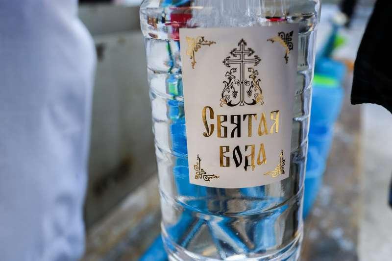 Фото В Новосибирске начали раздавать святую крещенскую воду 8
